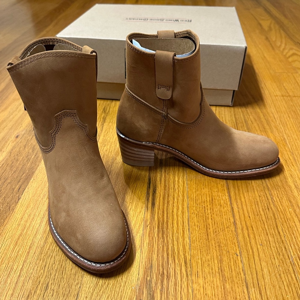 New in box Red Wing honey brown Booties Women’s size 6.5